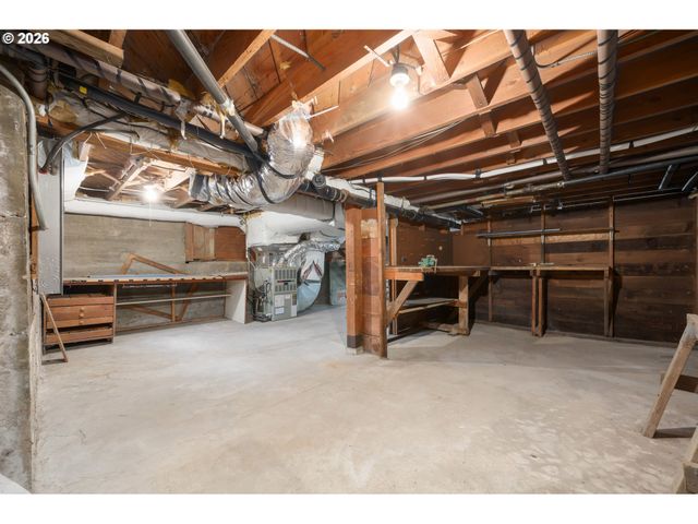 2045 KINCAID St, Eugene, OR 97405