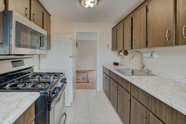 56 Burnside Dr, Swansea, MA 02777