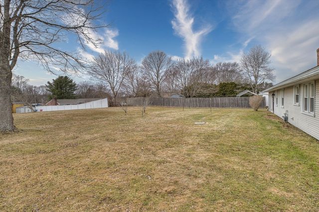 56 Burnside Dr, Swansea, MA 02777