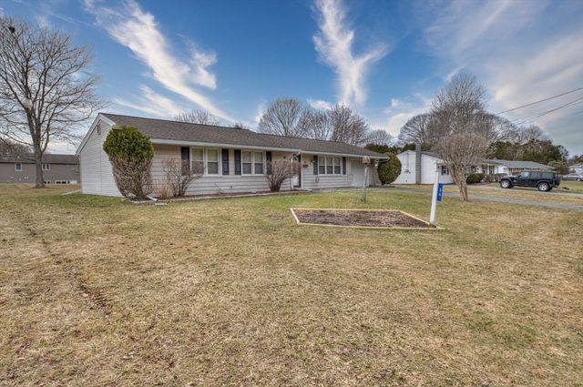 56 Burnside Dr, Swansea, MA 02777