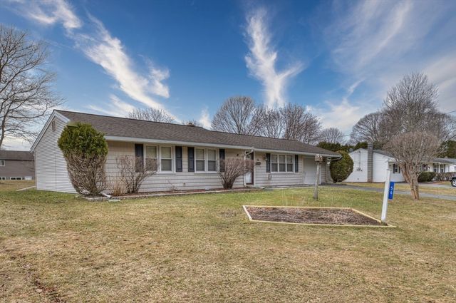 56 Burnside Dr, Swansea, MA 02777
