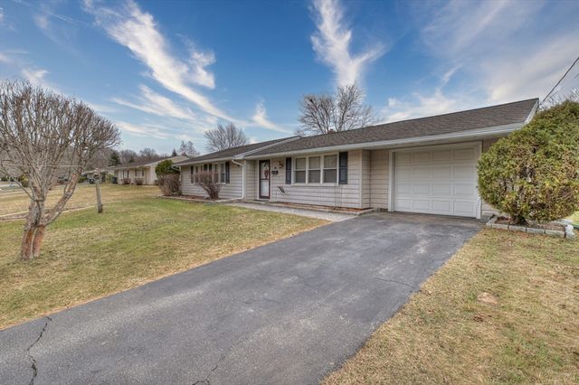 56 Burnside Dr, Swansea, MA 02777