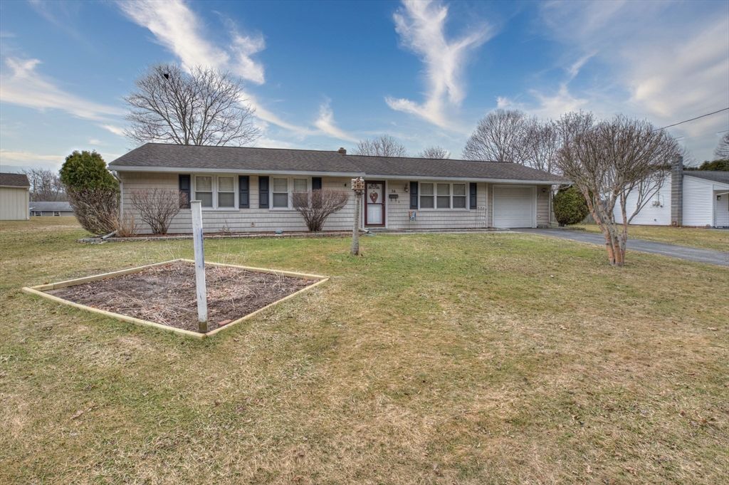 56 Burnside Dr, Swansea, MA 02777