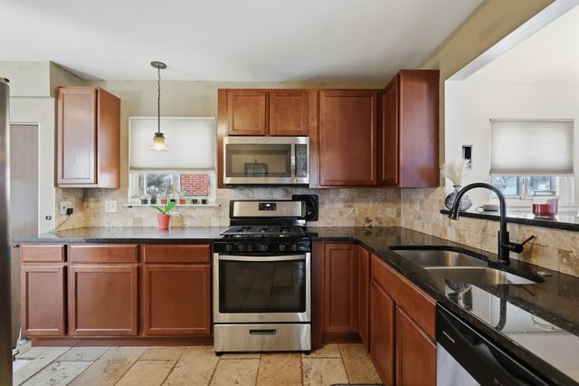 15253 Grovedale Street, Roseville, MI 48066