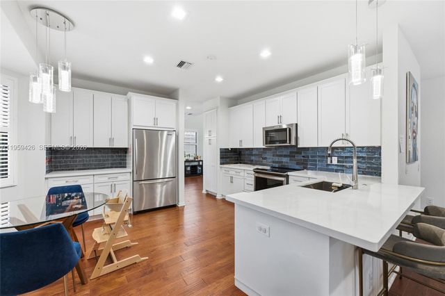 500 Cambridge Dr, Weston, FL 33326