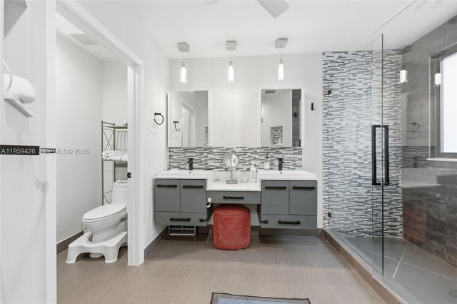 500 Cambridge Dr, Weston, FL 33326