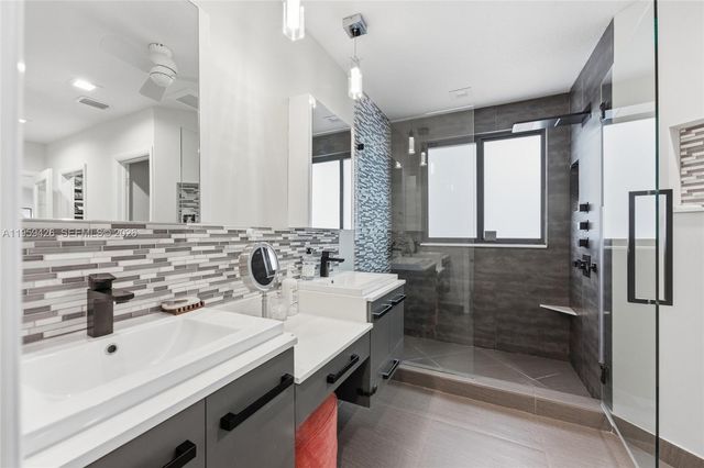 500 Cambridge Dr, Weston, FL 33326