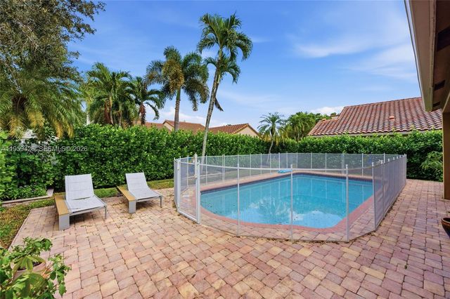 500 Cambridge Dr, Weston, FL 33326