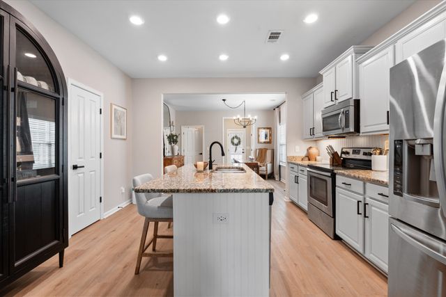 2425 Duxbury Dr, Columbia, TN 38401