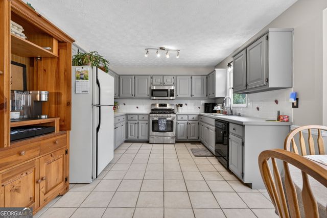 136 Thicket Trail, Mcdonough, GA 30252
