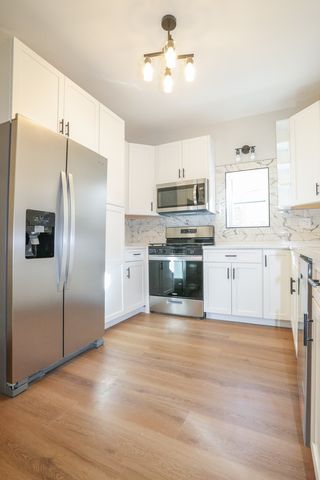 5338 W Montrose Avenue, Chicago, IL 60641