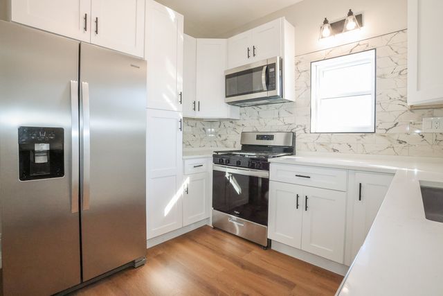 5338 W Montrose Avenue, Chicago, IL 60641