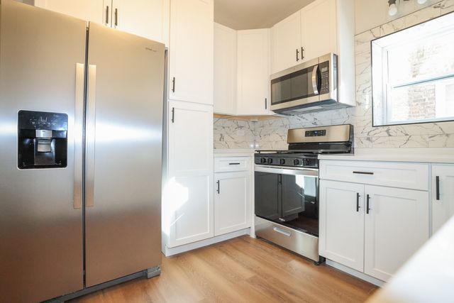 5338 W Montrose Avenue, Chicago, IL 60641