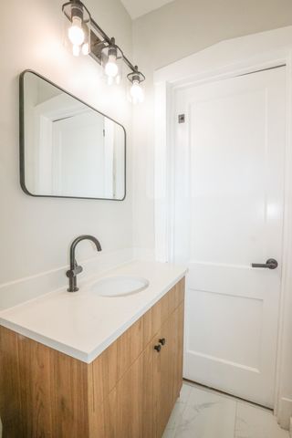 5338 W Montrose Avenue, Chicago, IL 60641