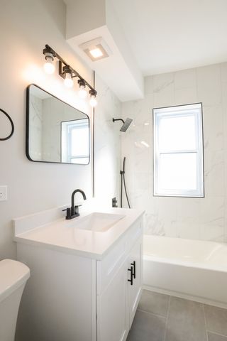 5338 W Montrose Avenue, Chicago, IL 60641