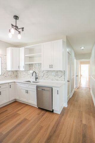 5338 W Montrose Avenue, Chicago, IL 60641