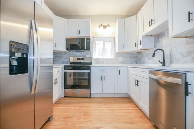 5338 W Montrose Avenue, Chicago, IL 60641