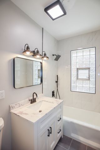5338 W Montrose Avenue, Chicago, IL 60641