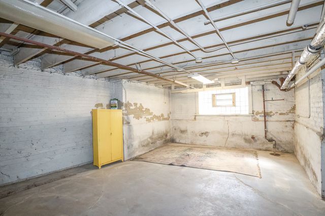 5338 W Montrose Avenue, Chicago, IL 60641