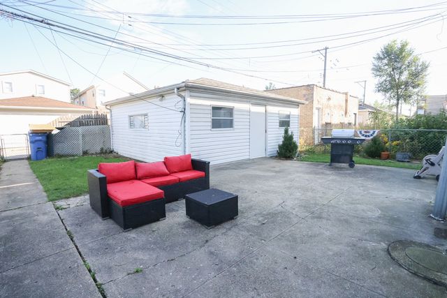 5338 W Montrose Avenue, Chicago, IL 60641