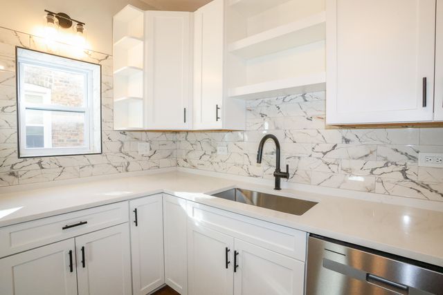 5338 W Montrose Avenue, Chicago, IL 60641