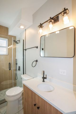 5338 W Montrose Avenue, Chicago, IL 60641