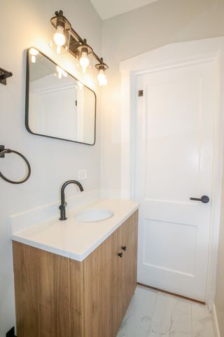 5338 W Montrose Avenue, Chicago, IL 60641