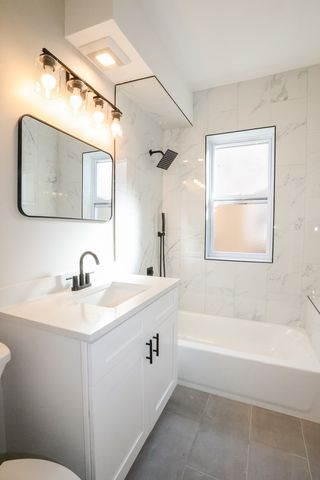 5338 W Montrose Avenue, Chicago, IL 60641