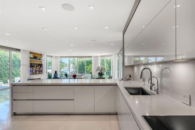 420 Island Dr, Key Biscayne, FL 33149