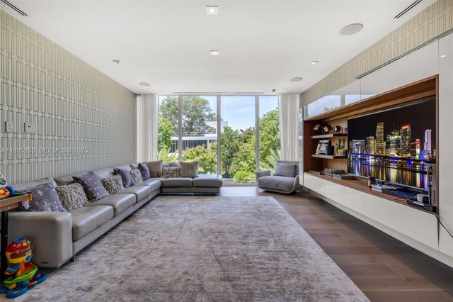 420 Island Dr, Key Biscayne, FL 33149