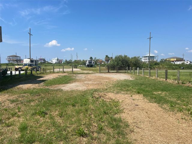 1201 Rollover Circle, Gilchrist, TX 77617