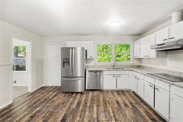 8121 Woodcliff Trail, Riverdale, GA 30274