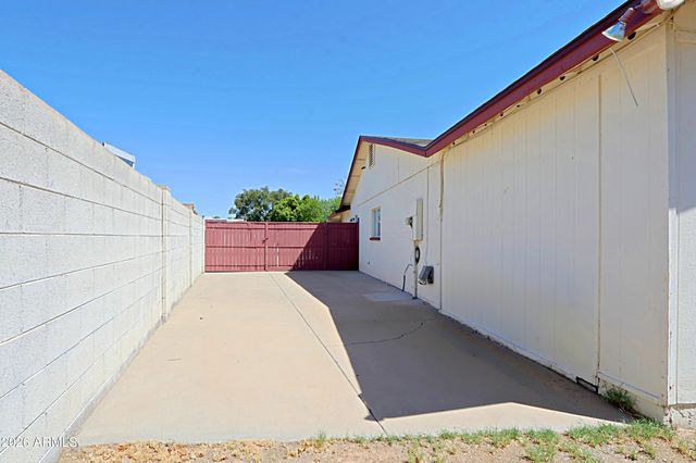 3721 W CALAVAR Road, Phoenix, AZ 85053