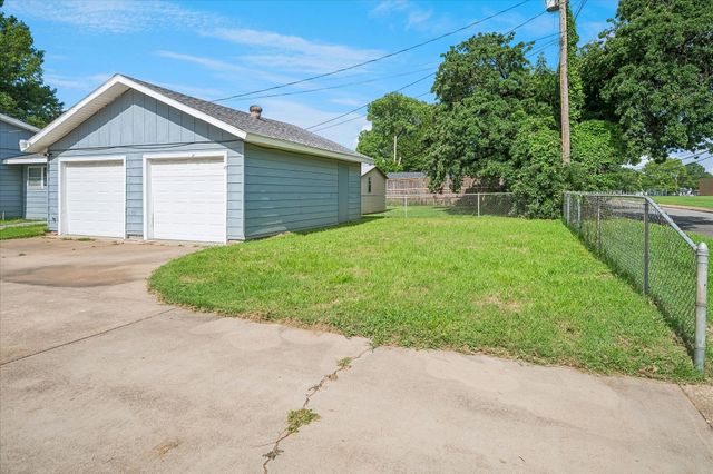 108 Reaves Lane, Hurst, TX 76053