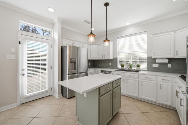 74 W Summer Storm Circle, The Woodlands, TX 77381