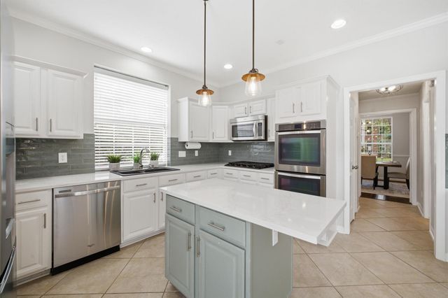 74 W Summer Storm Circle, The Woodlands, TX 77381