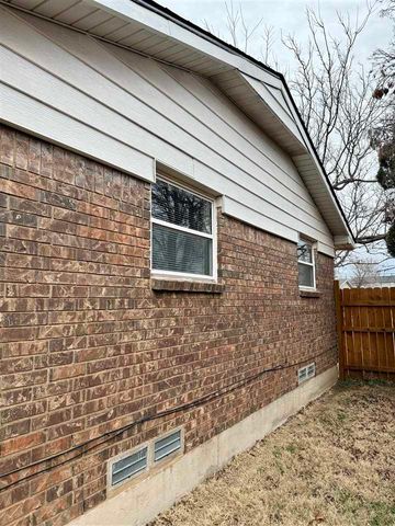 2306 NW 47th St, Lawton, OK 73505