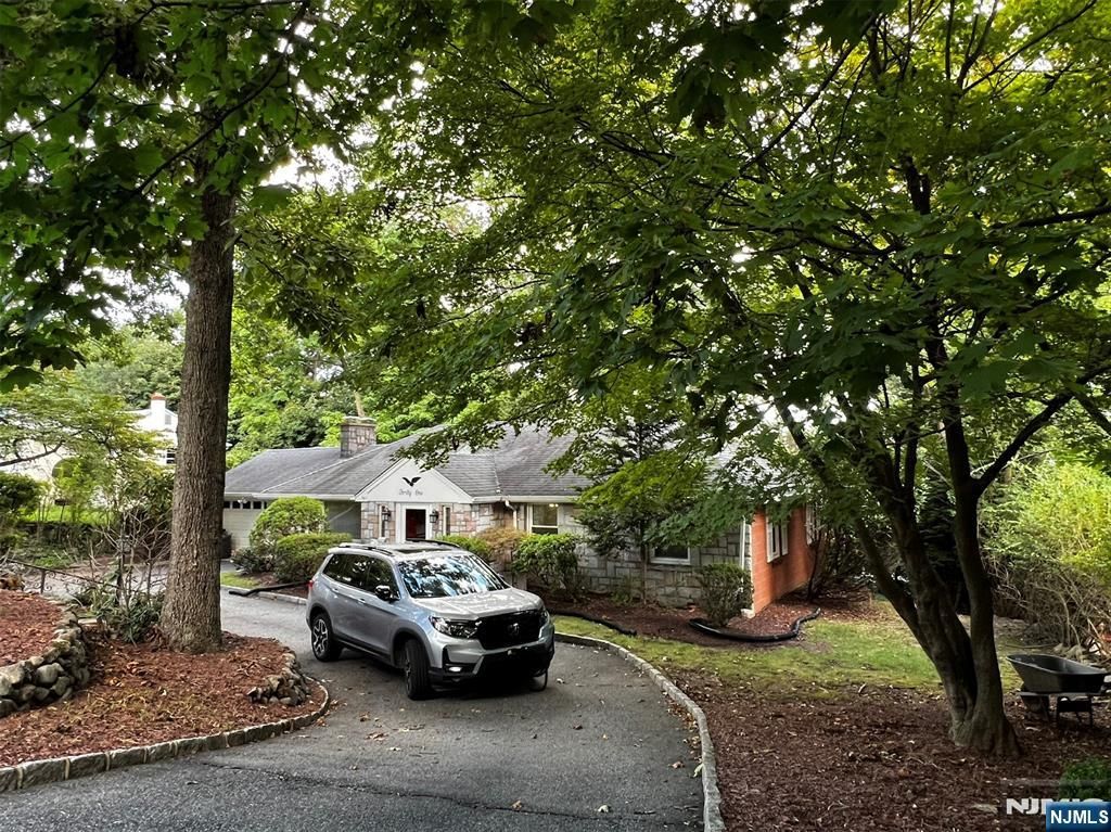 41 Charwalt Drive, Hawthorne, NJ 07506