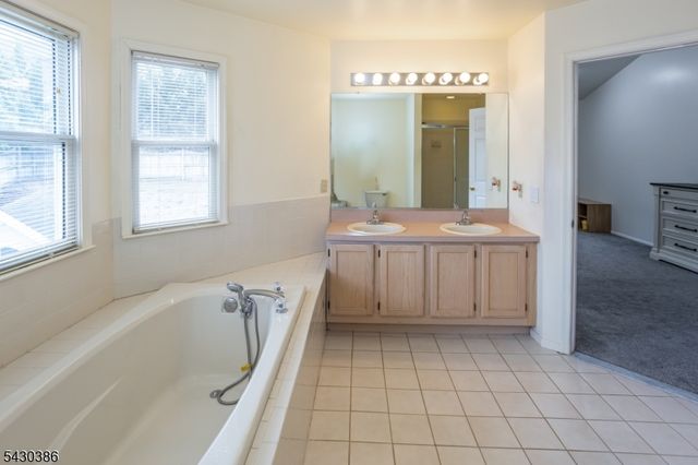 9 Mulberry Ct, Roxbury Twp., NJ 07876