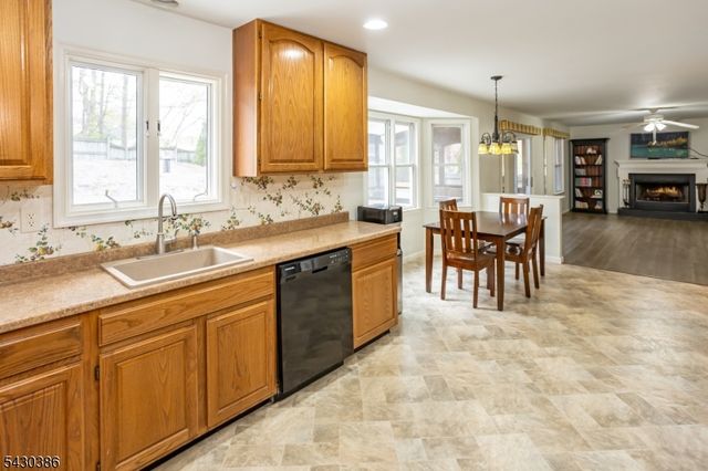 9 Mulberry Ct, Roxbury Twp., NJ 07876
