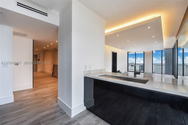 1010 Brickell Ave 3905, Miami, FL 33131