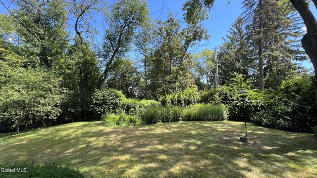 1128 Hedgewood Lane, Niskayuna, NY 12309