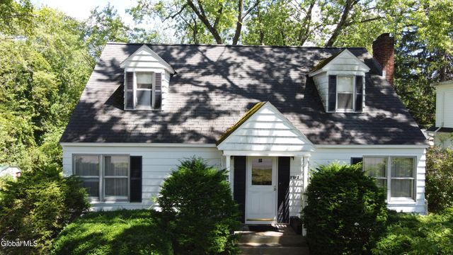 1128 Hedgewood Lane, Niskayuna, NY 12309