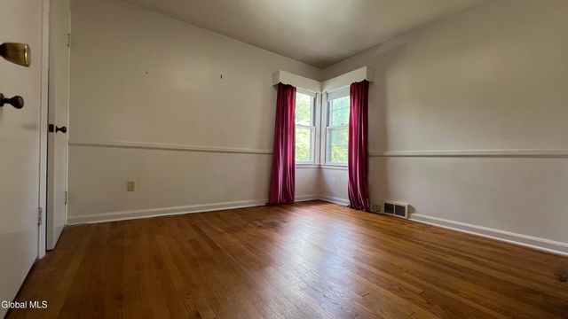 1128 Hedgewood Lane, Niskayuna, NY 12309