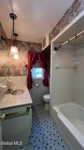 1128 Hedgewood Lane, Niskayuna, NY 12309