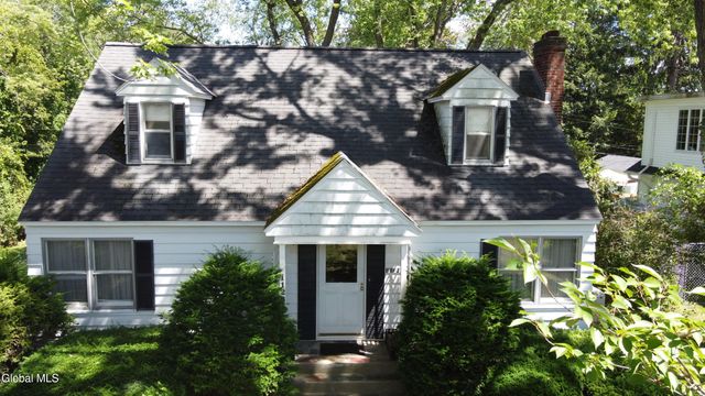 1128 Hedgewood Lane, Niskayuna, NY 12309