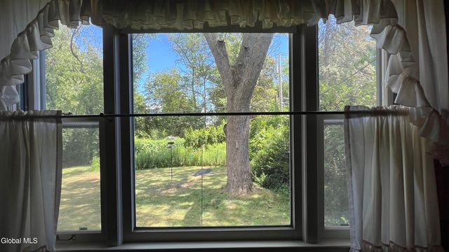 1128 Hedgewood Lane, Niskayuna, NY 12309