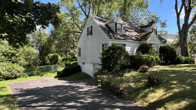 1128 Hedgewood Lane, Niskayuna, NY 12309