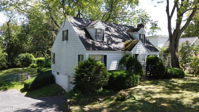 1128 Hedgewood Lane, Niskayuna, NY 12309