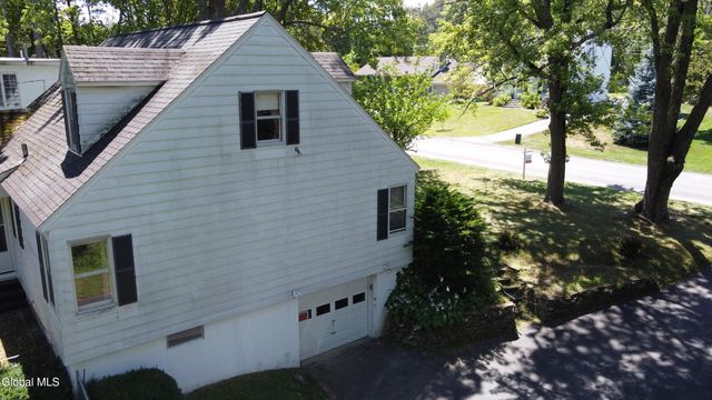 1128 Hedgewood Lane, Niskayuna, NY 12309